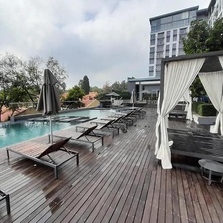 יוהנסבורג Hotel Apartment In Sandton Private Unit מראה חיצוני תמונה